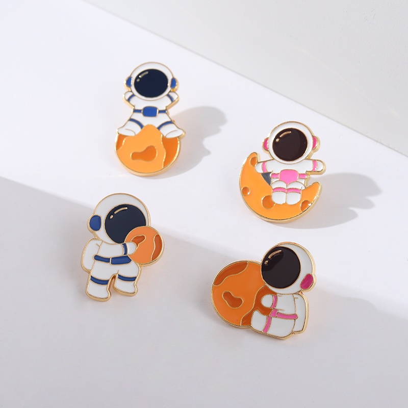 Ghim cài áo QIHE JEWELRY họa tiết phi hành gia và mặt trăng bằng kim loại đáng yêu