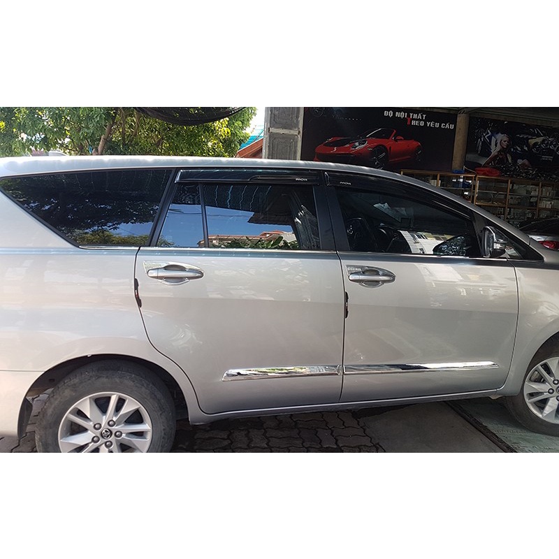 Nẹp chân kính theo xe Toyota Innova