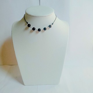 Vòng cổ chocker kèm hạt đen