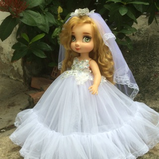 Đầm cô dâu kèm lúp đội đầu