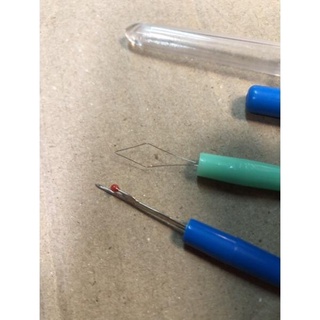 Cây xỏ kim và cây rọc khuy áo có thể dùng cắt chỉ