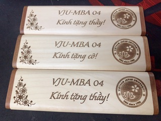 BÚT GỖ KHẮC TÊN