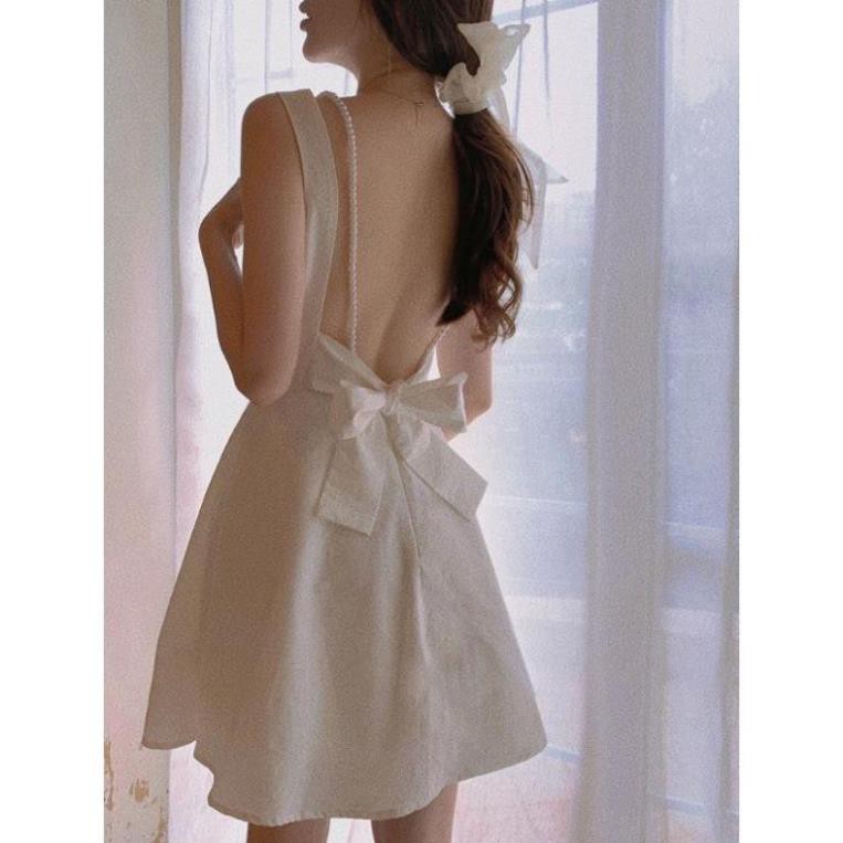 Đầm trắng hở lưng cột nơ dây chuỗi nhẹ nhàng xinh xắn | BigBuy360 - bigbuy360.vn