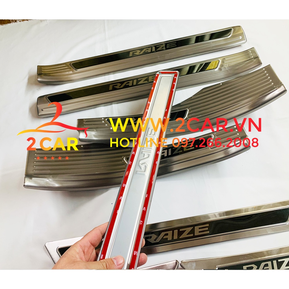 Ốp bậc cửa, nẹp bước chân xe Toyota Raize 2021-2022, Hàng Inox chữ tráng gương cao cấp