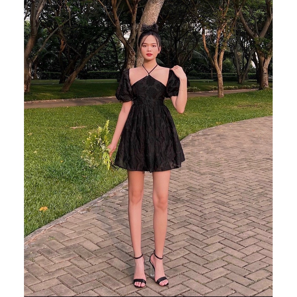 Đầm Đen Gấm Hoa Nổi 💖DEMISS💖 Váy Đen Dây Yếm Đan Lưng Cực Sang Chảnh - V-Đen-78