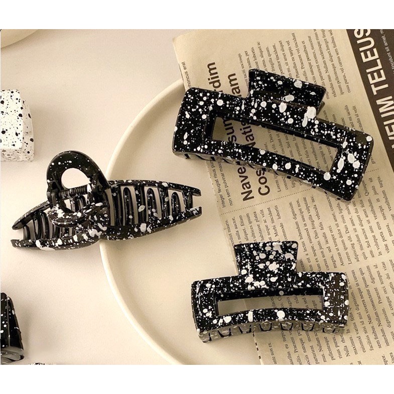 Kẹp tóc càng cua đốm trắng đen hình học hot thời trang K130