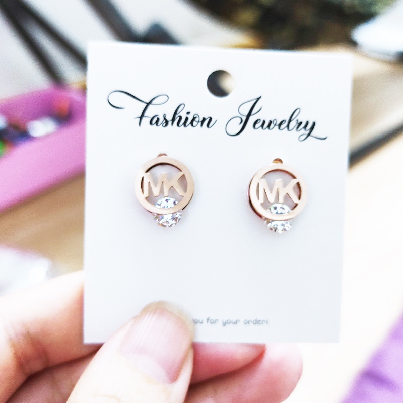 Bông Tai Nữ Titan Không Rỉ Hình Tròn Chữ MK Đính Đá Nhân Tạo TT 4124