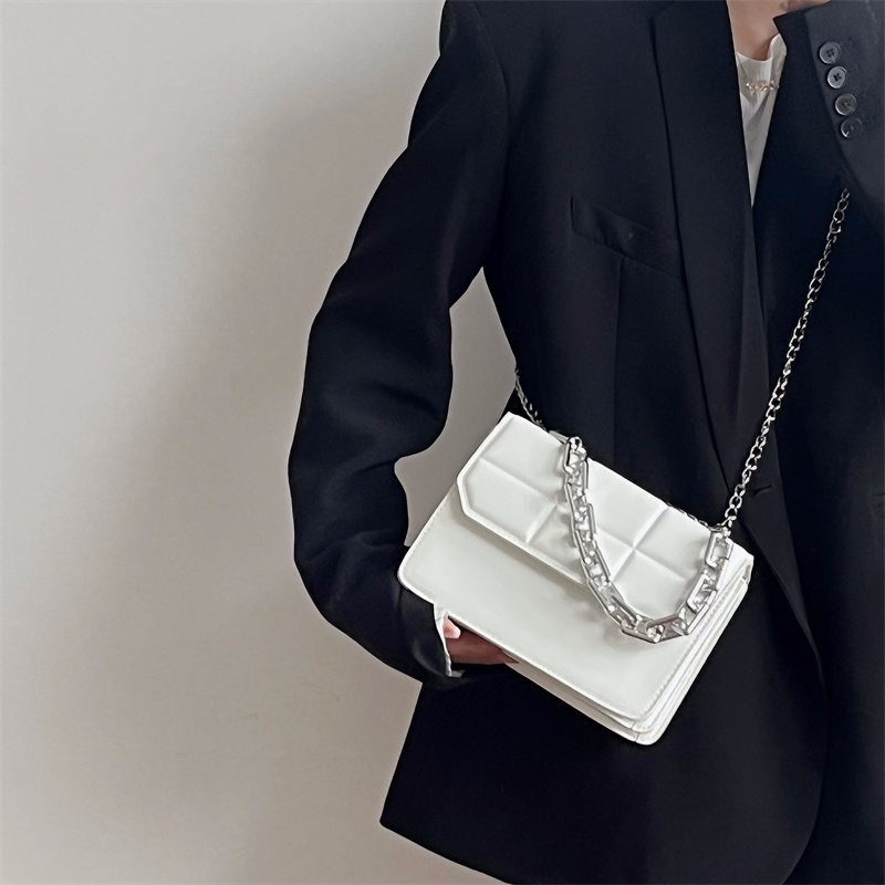 Túi Xách Đeo Vai Hình Vuông Nhỏ Phối Dây Xích 2022 Thời Trang Chất Lượng Cao