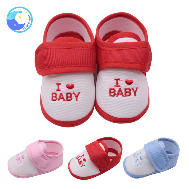 Giày thể thao thêu chữ đáng yêu cho bé