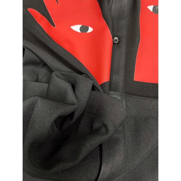 Set áo sơ mi in hình bàn tay đỏ và quần soóc kéo khoá WAGG