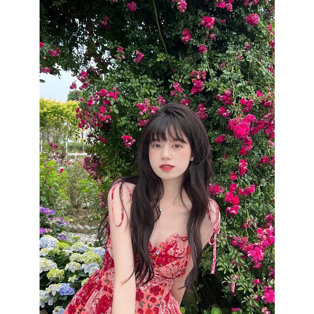 Váy hai dây đỏ xòe họa tiết hoa Dương Siêu Việt