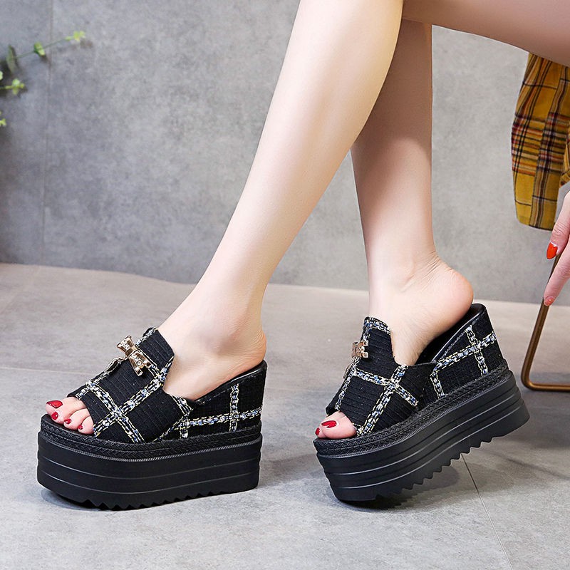 Dép sandal đế xuồng giúp tăng chiều cao thời trang cho nữ