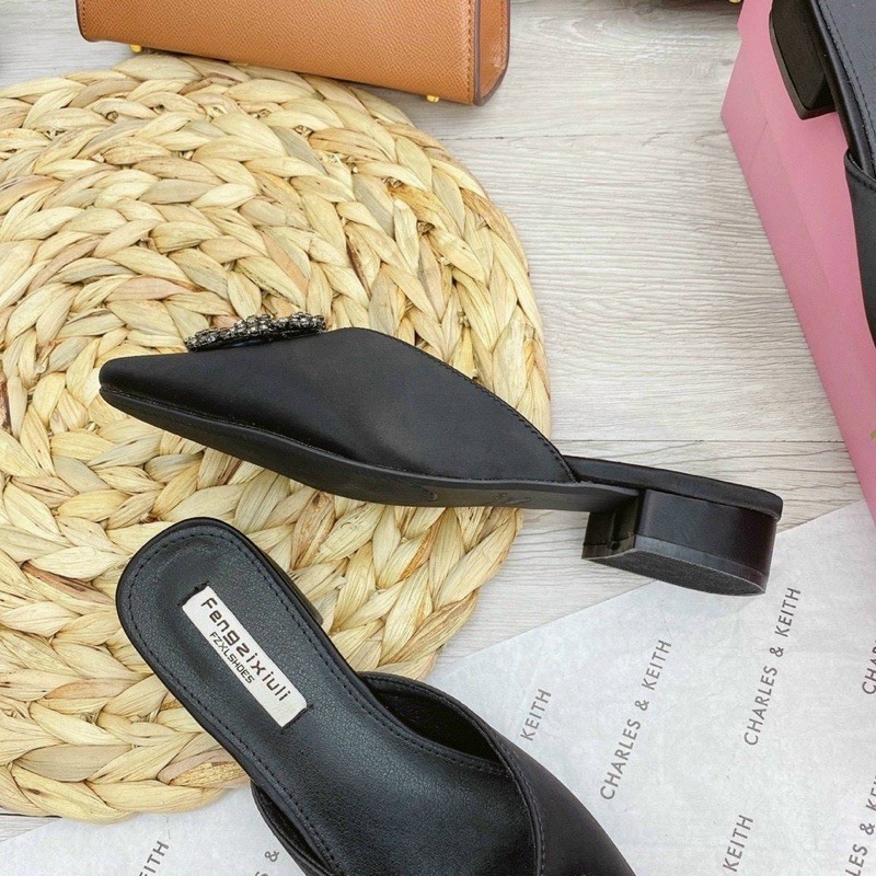 Guốc satin mũi khoá đá vuông gót 2cm
