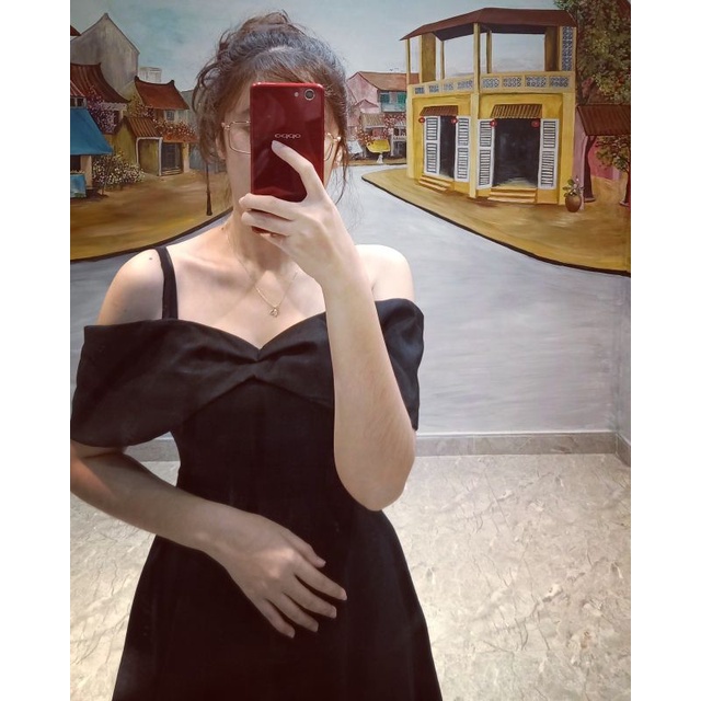 Đầm đen trễ vai có dây