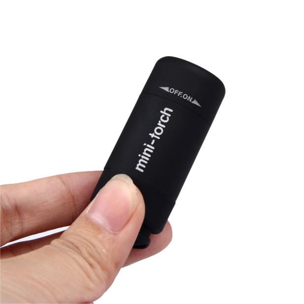 Đèn pin mini có móc khóa tiện lợi