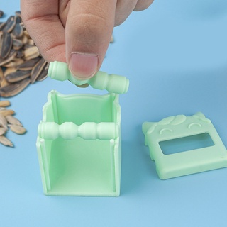 Dụng cụ tách hạt dưa tiện dụng
