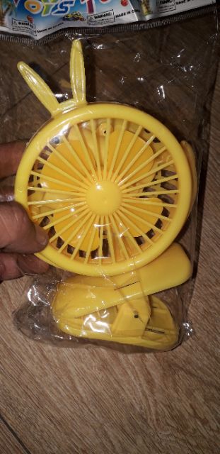 Chiếc quạt mini để bàn và kẹp xoay 180 độ bằng nhựa tặng kèm pin rất đẹp