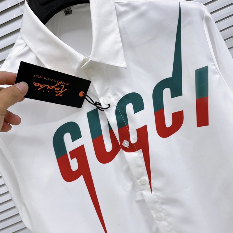 Áo sơ mi dài tay Nam lụa trắng dập chữ GG gai xanh đỏ SM21P