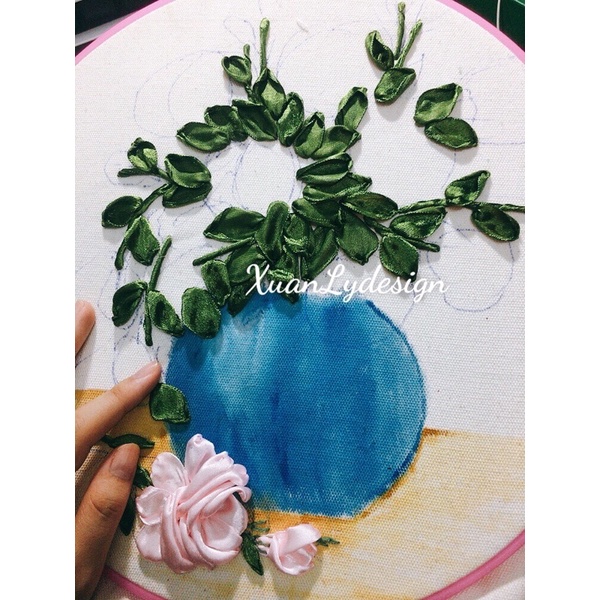 Tranh thêu ruy băng treo tường