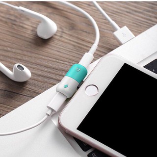 cáp chia cổng sạc và tai nghe micaro .dành cho các loại máy iPhone 6.7.8.x cao cap