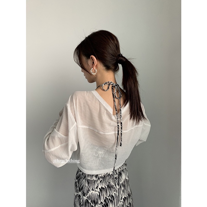 Áo voan khoác ngoài kết hợp áo hai dây hoặc váy hai dây siêu xinh.