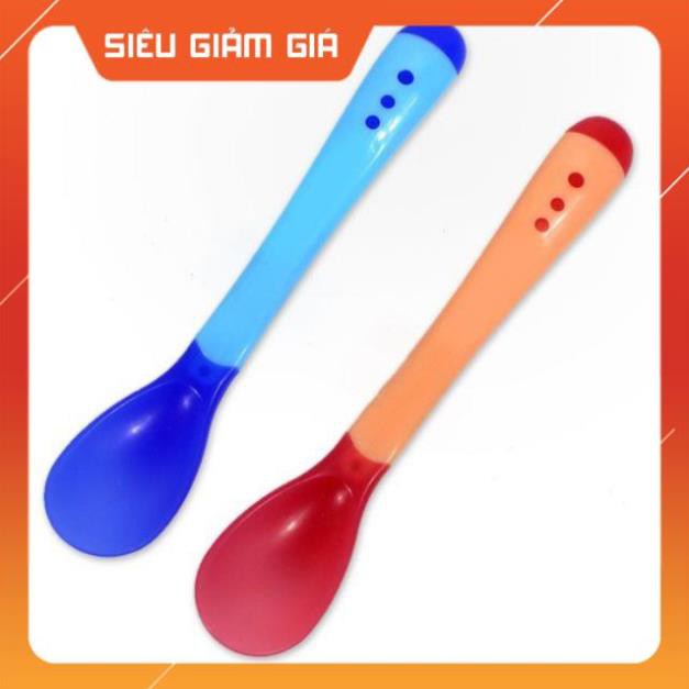 Thìa ăn dặm báo nóng