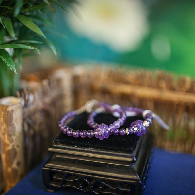 Vòng tay thạch anh tím.