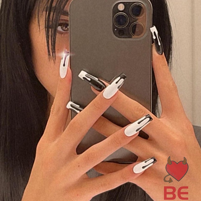 Bộ 24 móng tay giả dán keo tiết kiệm thời gian màu trắng đen họa tiết lửa phong cách dễ thương có thể gỡ ra được