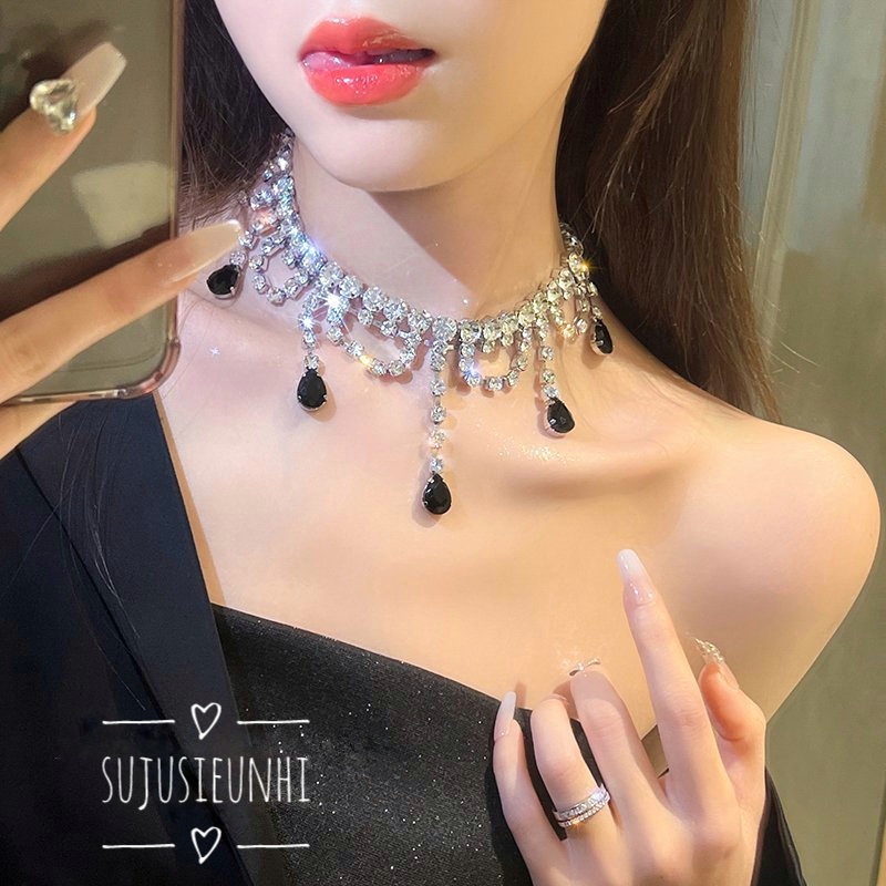 vòng cổ choker tua rua ngắn đính giọt nước màu đen thời trang