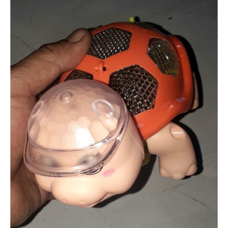 Một mô hình chú Rùa đi dạo bằng nhựa chạy pin có nhạc và đèn led rất đẹp _ tặng kèm pin kích thước 18x16x10 cm