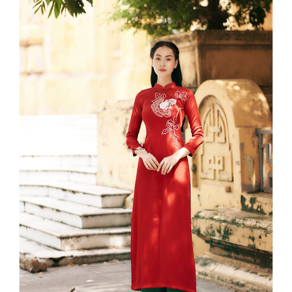 Áo dài Đỏ thêu hoạ tiết thiết kế sang đẹp, hoa văn trẻ. Lụa tô châu co giãn, suôn mịn không nhăn nhàu. Áo dài Ngọc Trang