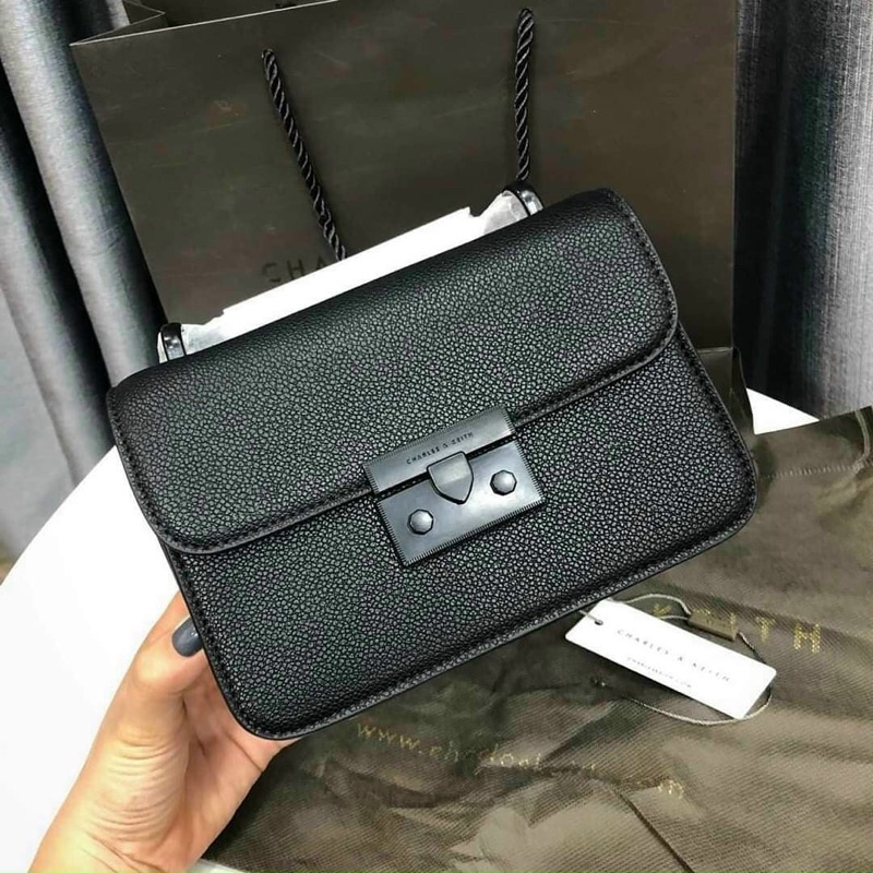 (Ảnh cận) Túi xách nữ quảng châu đinh sườn full đen đựng vừa điện thoại xích đặc đeo chéo đeo vai