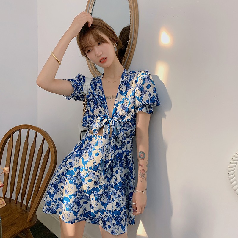 Váy hoa xanh cộc tay cổ V thắt nơ trước ngực điệu đà gợi cảm xòe ngắn Hàn Quốc sang chảnh