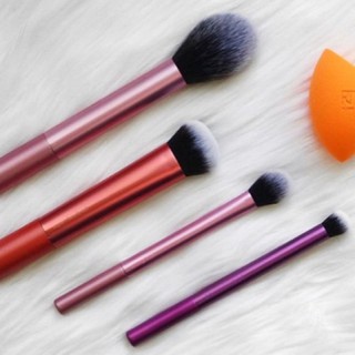 Bộ cọ RT ( kèm 1 mút tán kem nền)