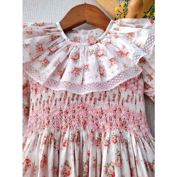 Váy đầm Smock hoa cổ tròn, phối ren trắng