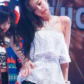 Áo trắng vải ren Jennie blackpink