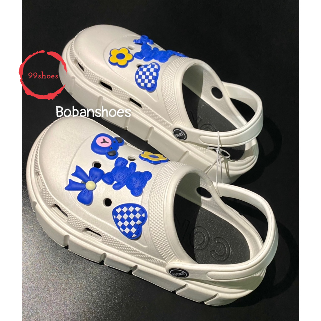 Dép crocs trắng có gắn sticker
