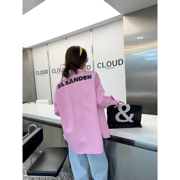 Áo sơ mi nữ dáng rộng thương hiệu Jil Sander sau lưng in logo
