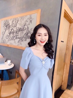 Đầm xoè cổ vuông tim thiết kế