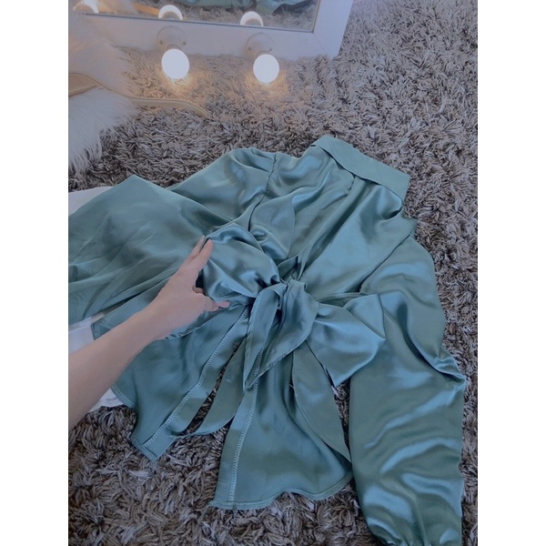 Set áo sơ mi kiểu nơ lưng tay phồng nút bọc trước áo đủ màu phối cùng chân váy xếp ly nhiều tầng