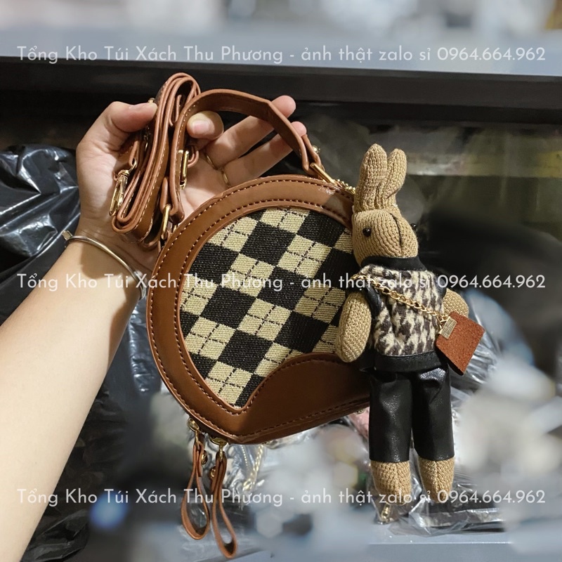 Túi Đeo Chéo Nữ Dáng Cốp Tròn Hoạ Tiết Kẻ Ô Tặng Kèm Gấu Hàng Hottrend 2023 (cam kết chuẩn ảnh)
