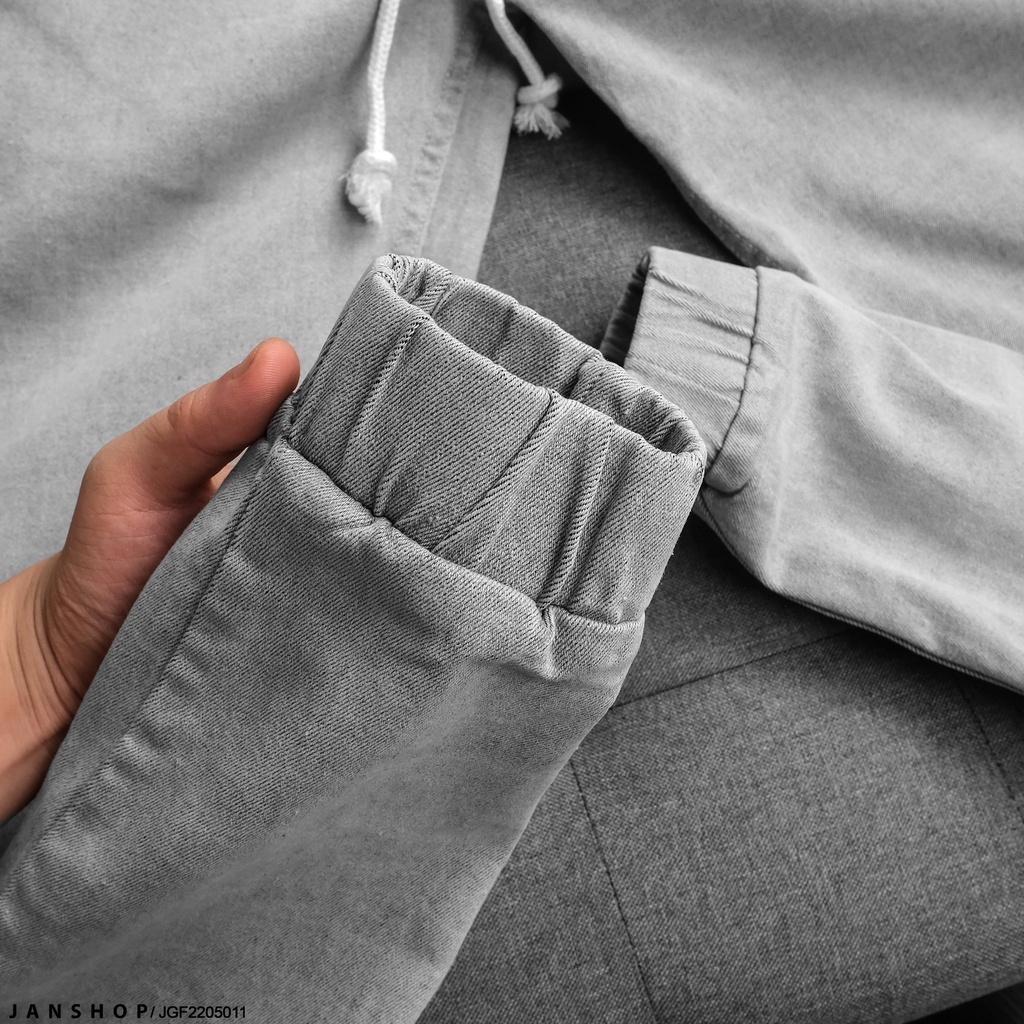 Quần Jogger lưng thun có dây rút thoải mái, tag treo logo sang trọng, lai bo giúp chàng ăn gian chiều cao