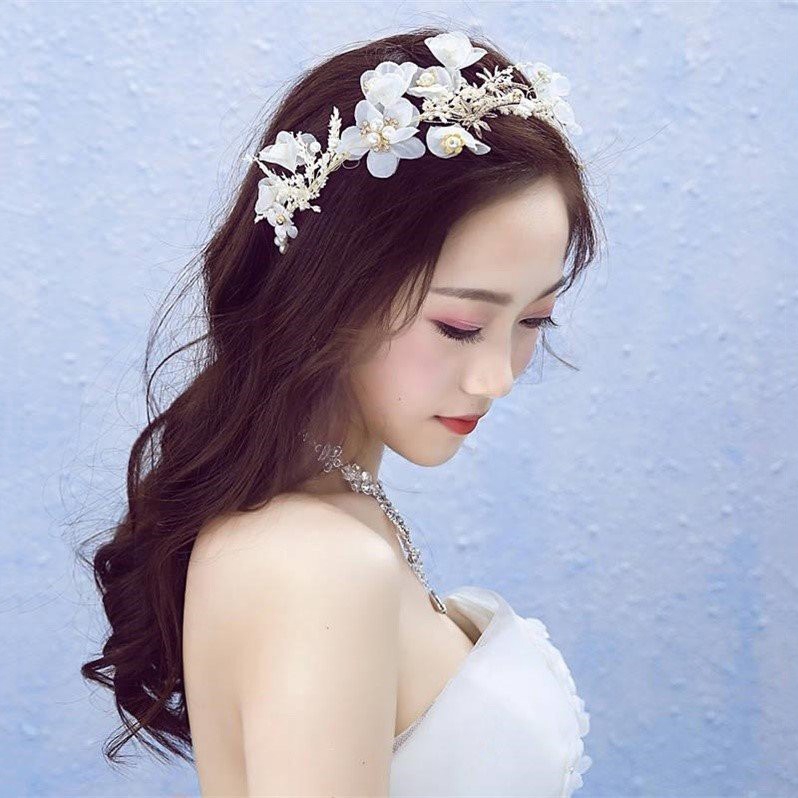 Cài tóc đính hoa trắng trang điểm cho cô dâu