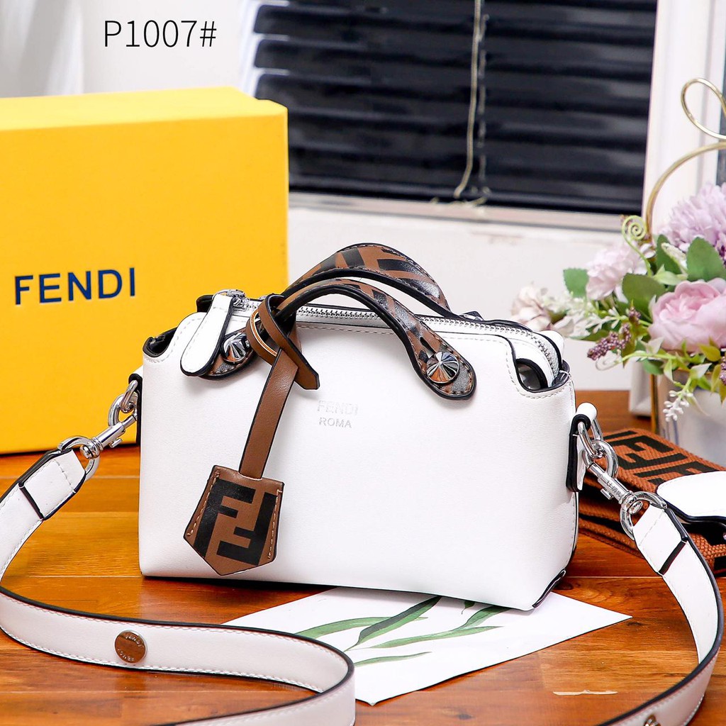 Tay cầm bằng da Fendi kèm dây đeo vải Canvas P1007 IMPORT