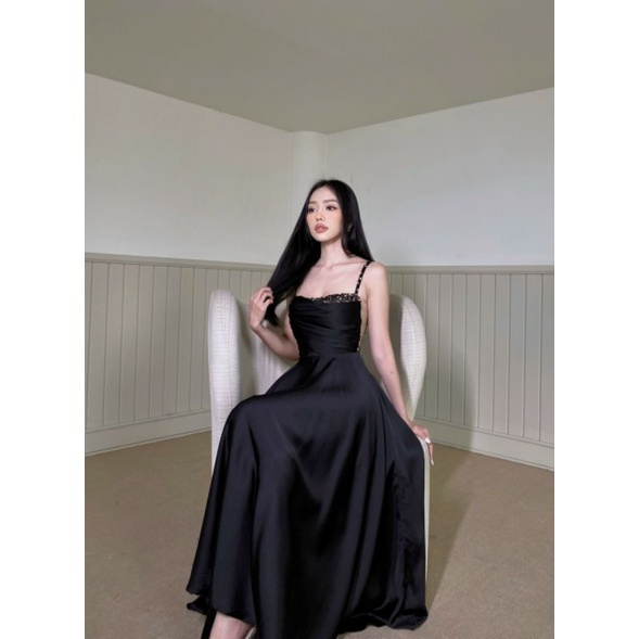 Đầm lụa đen hai dây đính đá