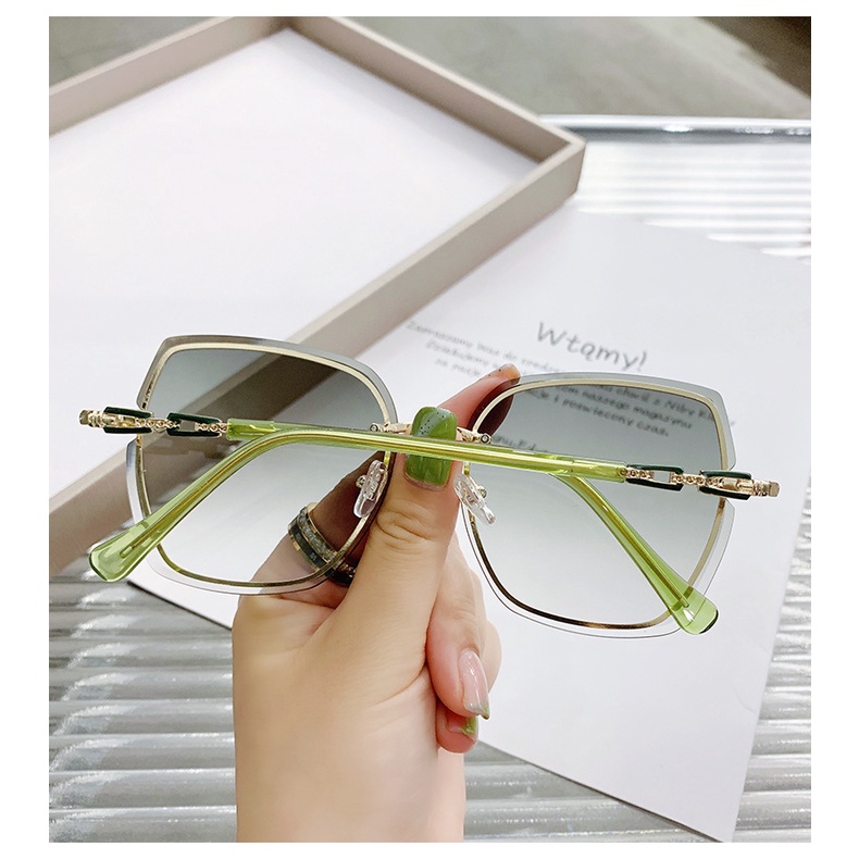 Kính Mát Nữ Gọng Lớn Tròng Màu Hồng Gradient Hợp Thời Trang Mới