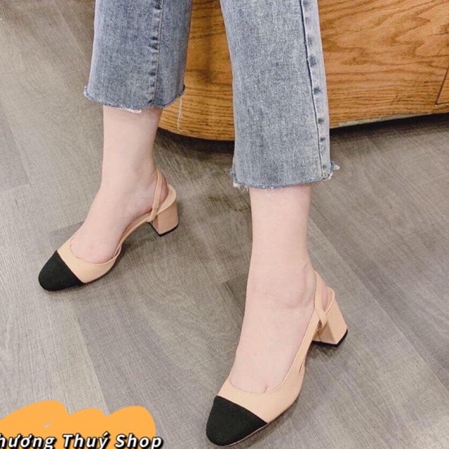 Giày bít mũi có quai hậu, gót vuông 5p, màu da pha đen