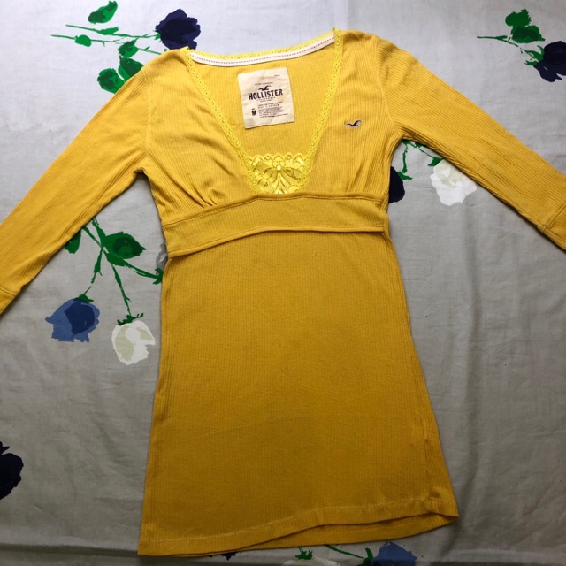 (THANH LÝ) Áo Thun Kiểu Nữ Hollister Cổ V Pha Ren Tay Lỡ Vàng Cotton Gân - Size M lỗi dơ nhãn