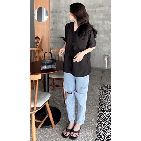 Áo sơ mi tay ngắn có 1 túi màu đen
