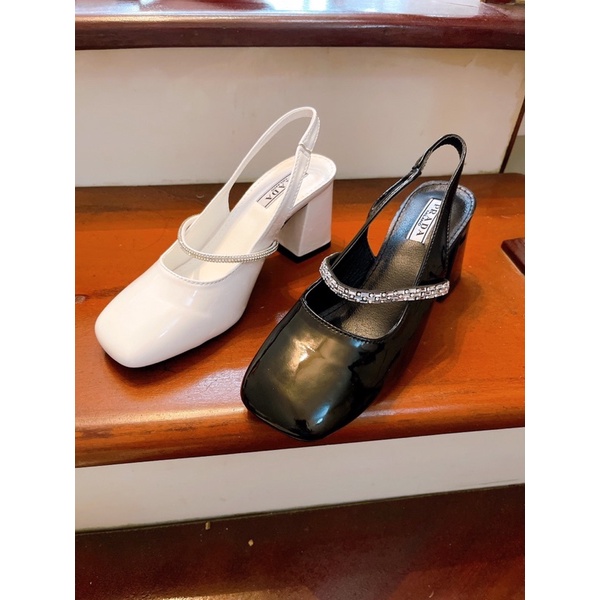 Giày mũi tròn dây đá